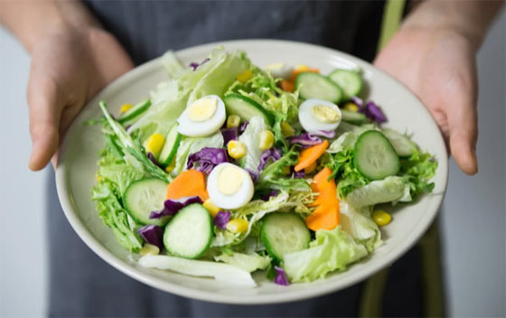 Salade légumes femme régime