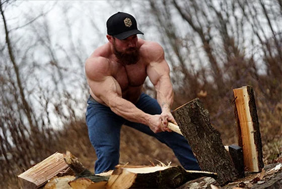 Seth Feroce en train de couper du bois