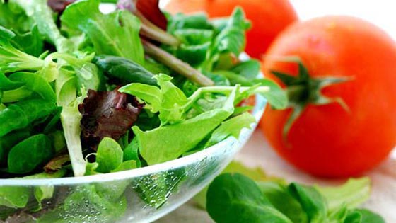 Manger salade verte